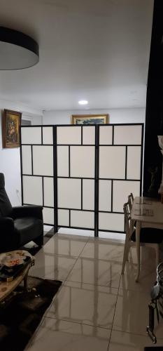 uma sala de estar com uma parede a preto e branco em plt&EVA em Anykščiai