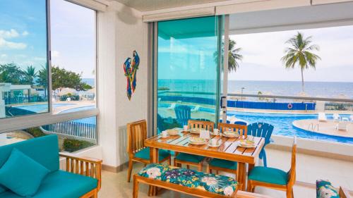 - une salle à manger avec une table et des chaises et une vue sur l'océan dans l'établissement Magico Apartamento Frente al Mar 3 Habitaciones PAZ224, à Coveñitas