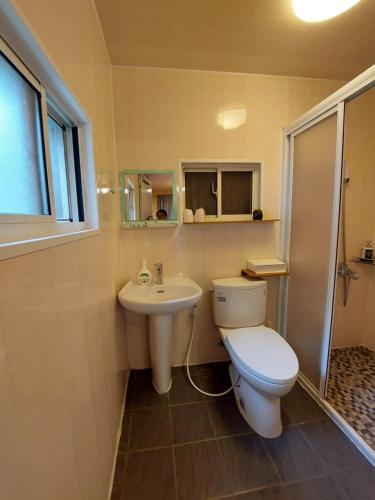een badkamer met een toilet en een wastafel bij Miao Home in Fanlu