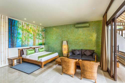 1 dormitorio con 1 cama y 1 sofá en Pearl Sunset Resort en Gili Trawangan