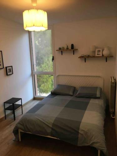 une chambre avec un lit avec une grande fenêtre dans l'établissement FLC - 3 Bedrooms -Max 10 guests - Gare St Charles 1,5km Hyper Center, à Marseille