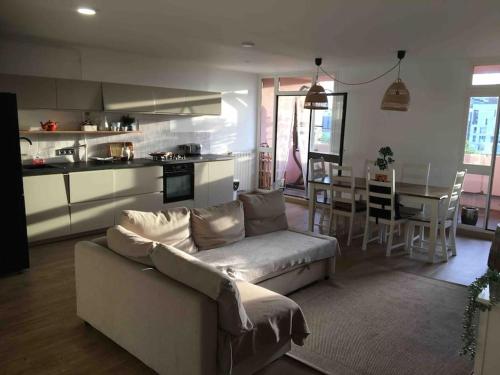 Il comprend un salon avec un canapé, une cuisine et une table. dans l'établissement FLC - 3 Bedrooms -Max 10 guests - Gare St Charles 1,5km Hyper Center, à Marseille