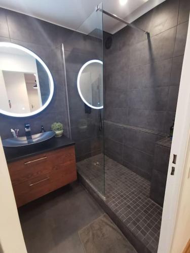 une salle de bain avec une douche, un lavabo et un miroir dans l'établissement FLC - 3 Bedrooms -Max 10 guests - Gare St Charles 1,5km Hyper Center, à Marseille