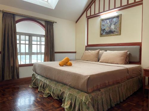 um quarto com uma cama grande e um bicho de peluche. em Star Regency Hotel & Apartments em Brinchang