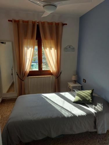 Un dormitorio con una cama grande y una ventana en Hostal Tivissa en Tivissa