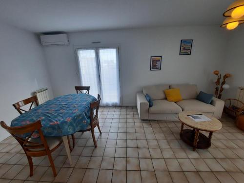 Photo de la galerie de l'établissement Duplex T3 avec terrasses et parking, proche plages et commerces à Anglet - FR-1-239-859, à Anglet