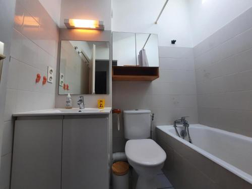 La salle de bains est pourvue de toilettes, d'un lavabo et d'une baignoire. dans l'établissement Appartement Anglet, 3 pièces, 4 personnes - FR-1-239-859, à Anglet