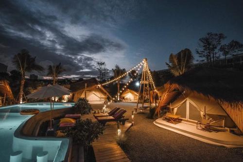 un complexe avec une piscine et un complexe avec des lumières dans l'établissement The Pattaya Glamper, à Pattaya (nord)