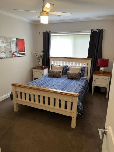 um quarto com uma cama grande e uma janela em Quiet family retreat getaway - Wildlife Park, Sovereign Hill, Kryall Castle and city at your door - modern apartment, 8 guests em Ballarat