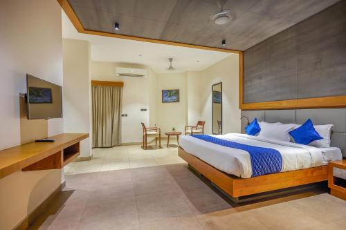 a bedroom with a large bed and a desk at HOTEL CASON INTERNATIONAL in Kondotti