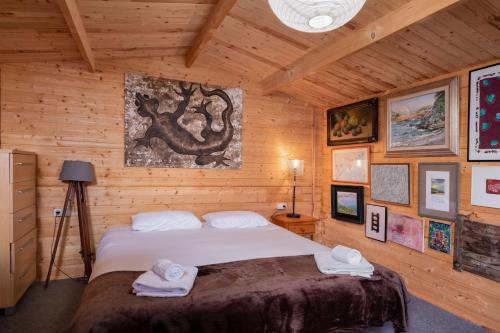 ein Schlafzimmer mit einem Bett in einer Holzhütte in der Unterkunft Flateli Begur Cabanya in Begur