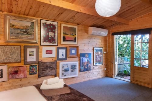 ein Zimmer mit einem Haufen Fotos an der Wand in der Unterkunft Flateli Begur Cabanya in Begur