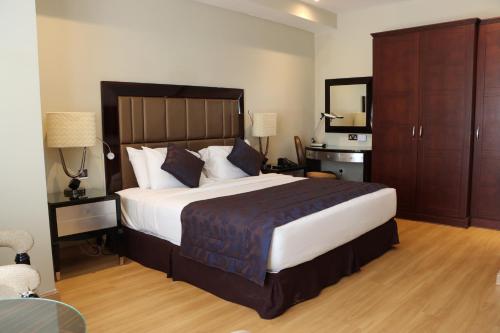 Una cama o camas en una habitación de Premium Strato Hotel