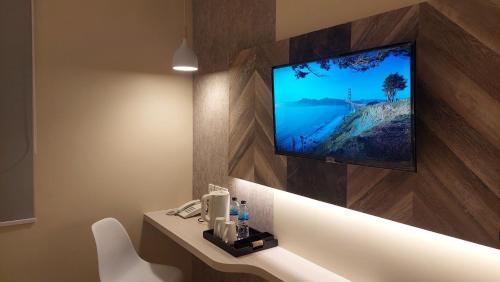 TV a/nebo společenská místnost v ubytování SIP Azana Hotel Jayapura