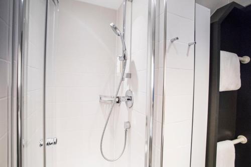 a bathroom with a shower with a glass door at Erbacher Hof, Bistum Mainz in Mainz