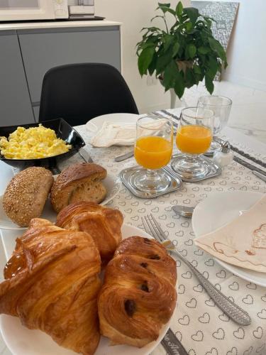 - une table avec un plateau de viennoiseries et de jus d'orange dans l'établissement B&B PeRnotti, à Bari
