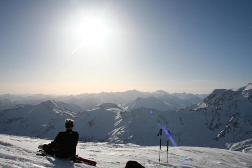 a man sitting on top of a snow covered mountain at Ferienwohnung Bräu in Rauris