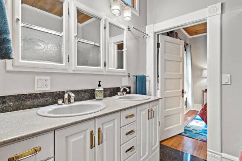 A bathroom at Callie's Cottage