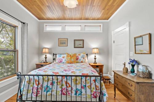 - une chambre avec un lit et un plafond en bois dans l'établissement Callie's Cottage, à Boise