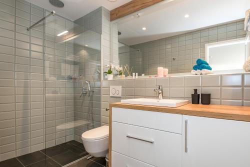 y baño con aseo, lavabo y ducha. en Luxury apartments Azalea Šibenik, en Šibenik