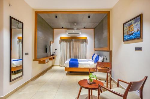 a hotel room with a bed and a table and chairs at HOTEL CASON INTERNATIONAL in Kondotti