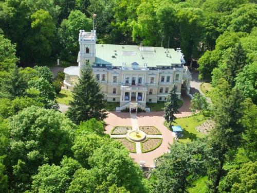 Taman di luar Pałac Biedrusko