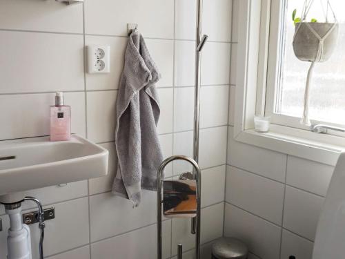 - Baño con lavabo y toalla en Holiday home BRASTAD XIV, en Brastad