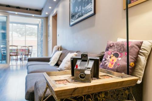 - un salon avec un canapé et une table avec une radio dans l'établissement Appartement T4 Centre Ville Séte tout confort 3 chambres, à Sète