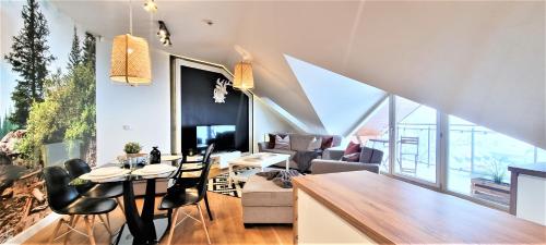 a living room with a table and chairs at VIP Apartamenty Stara Polana in Zakopane