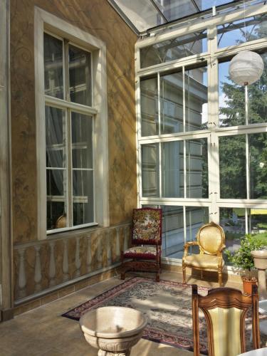 Ruang duduk di Pałac Biedrusko