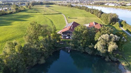 una vista aérea de una casa en un río en Ferienwohnungen Gruber, en Kiefersfelden