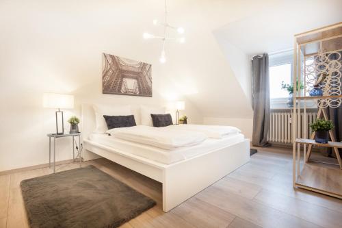 Un dormitorio blanco con una gran cama blanca y una ventana en CenterApartment, WIFI, SmartTV, full Kitchen, Netflix, Pottbude in Essen en Essen