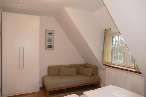 sala de estar con sofá y ventana en Hus-Hiddensee, en Vitte