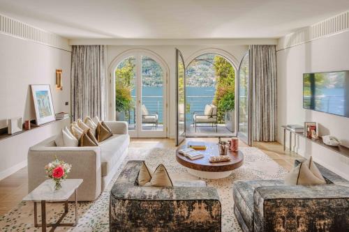 Sala de estar con 2 sofás y mesa en Mandarin Oriental, Lago di Como, en Blevio