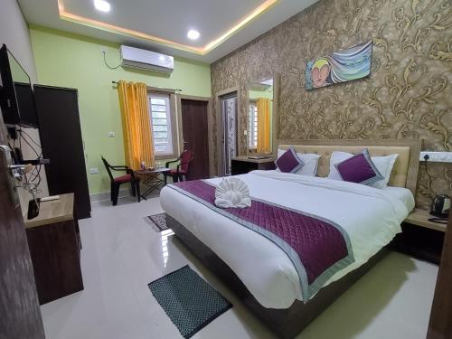 a bedroom with a large bed in a room at Green Vista Resort in Chālsa