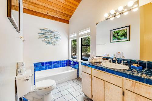une salle de bain avec toilettes, baignoire et lavabo dans l'établissement Urban Escape, à Sea Ranch