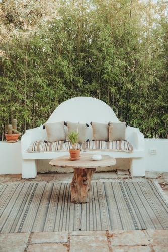 een witte bank op een houten tafel bij Il Villaggetto in Neviano