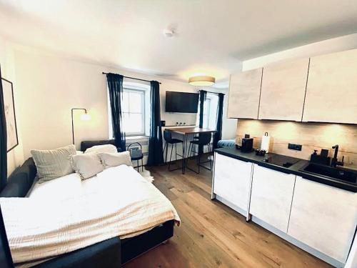 um quarto com uma cama grande e uma cozinha em Chalet Badberg em Bad Gastein