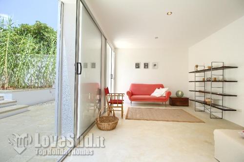 A bed or beds in a room at Casa con accesso diretto al mare by LoveSud