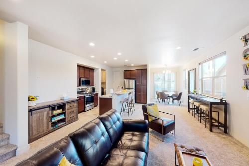 Josselyn Drive Jewel – Photos 2