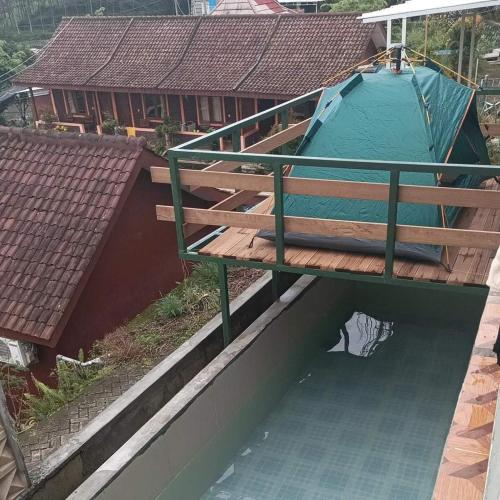 een uitzicht op een huis met een houten terras bij Vila Dechalasya in Mojokerto