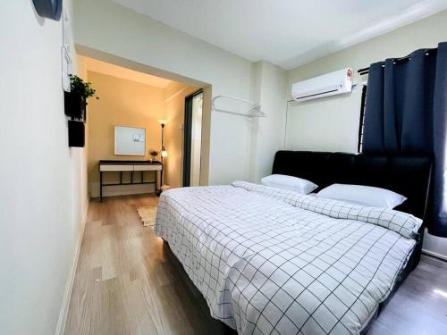 a bedroom with a bed and a desk in it at Suasana Stay & Homestay Sentul Utama Kuala Lumpur 3R3BR 2AC 2 Car park-Netflix-WIFI-Pool View in Kuala Lumpur