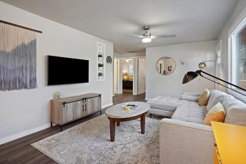 ein Wohnzimmer mit einem Sofa und einem TV in der Unterkunft Old Mill Pines home in Bend