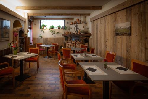 uma sala de jantar com mesas e cadeiras num restaurante em Hotel Biancospino em Lanzada