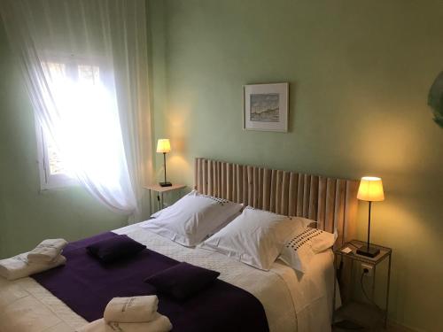 a bedroom with a large bed with a window at Monte Arena Chambre d'hôtes in Montaren-et-Saint-Médiers