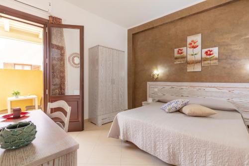 a bedroom with a bed and a table in a room at Terra Del Sole in Macari