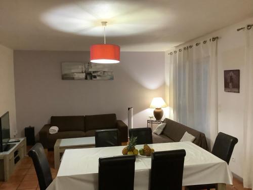 TV a/nebo společenská místnost v ubytování VILLA ALIZEE APPARTEMENT 2