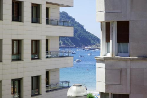 サン・セバスティアンにあるGran Zubieta La Conchaの建物から海の景色を望めます。