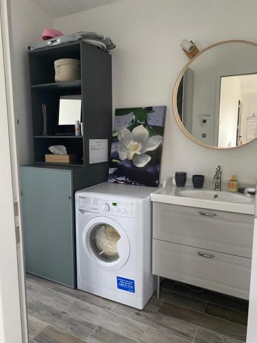 ein Badezimmer mit einer Waschmaschine und einem Waschbecken in der Unterkunft HOOliRé17 3étoiles in Ars-en-Ré