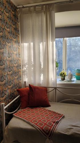 a bed in a bedroom with a window at Tofvehults Boende in Skaftet